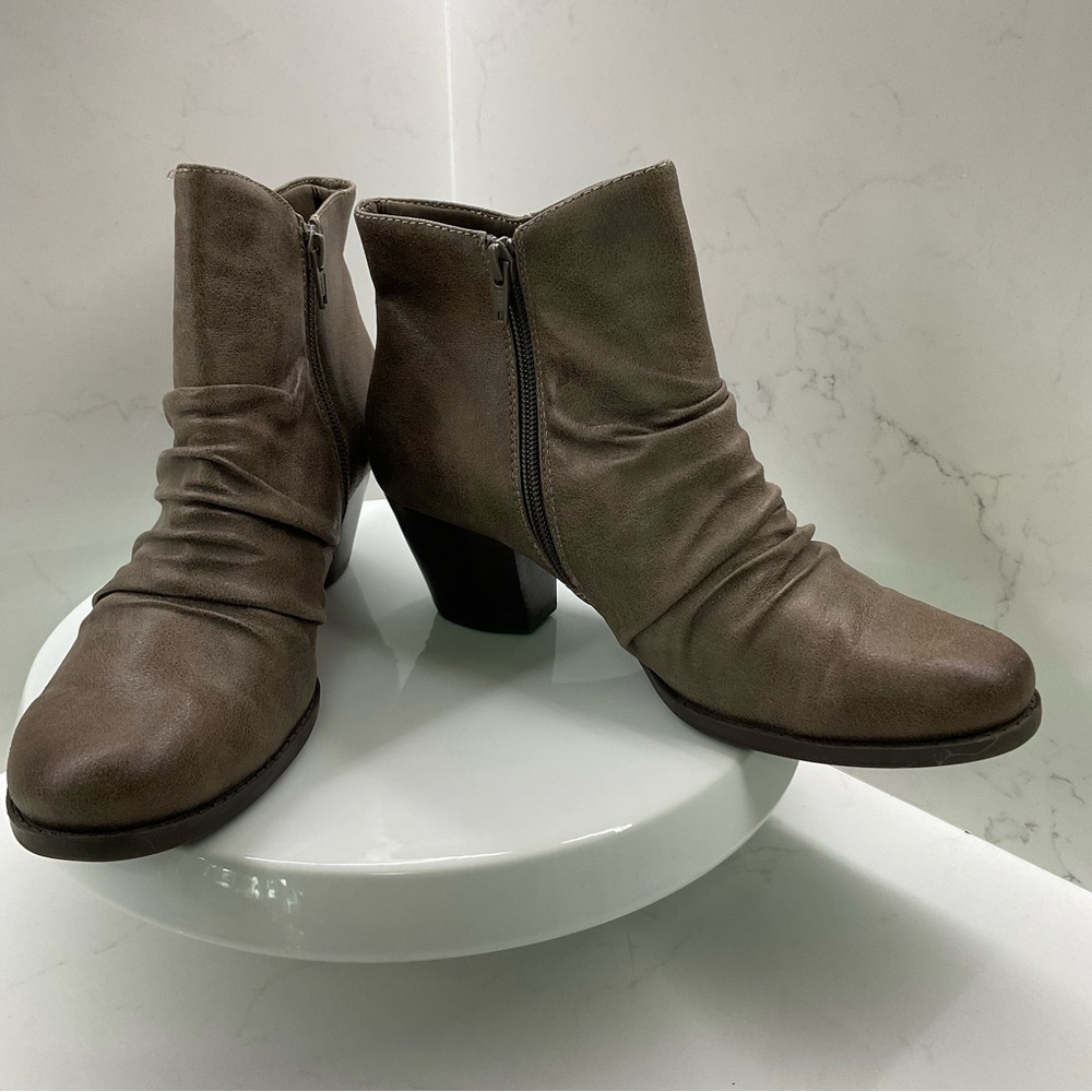 Baretraps Rivera brown ankle booties size 9 M
